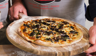 Pizza aux gésiers de canard du périgord et aux cèpes