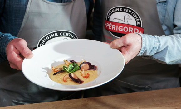 une polenta crémeuse avec des écrevisses